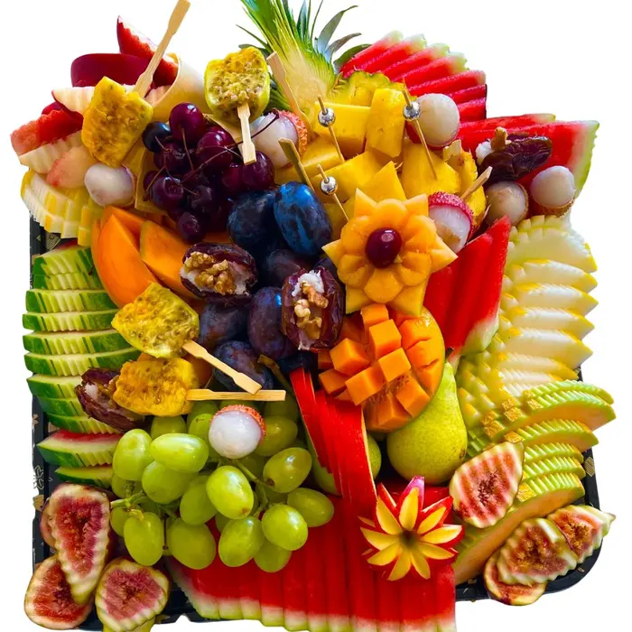 מגש פירות MUST מתאים ל־עד 20 סועדים