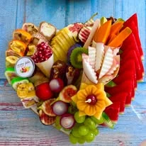 מגש פירות LOVE (עד 5 סועדים)