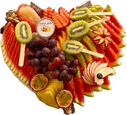 מגש פירות LOVE (עד 5 סועדים)