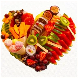 מגש פירות LOVE (עד 5 סועדים)