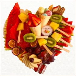 מגש פירות LOVE (עד 5 סועדים)