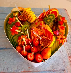 מגש פירות BIG LOVE (עד 15 סועדים)