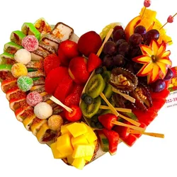 מגש פירות וסושי LOVE